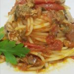 Spaghetti con alici capperi e pomodorini